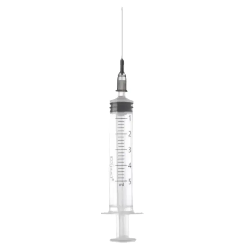 Jeringa estéril de 3 piezas de 5 ml con aguja de 22G y 0,7 x 30 mm aislada verticalmente sobre fondo blanco.