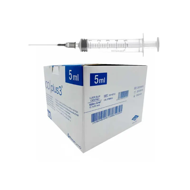 Caja de cartón de jeringas ICOplus3 de 5 ml con jeringa y aguja montadas en la parte superior sobre fondo blanco.