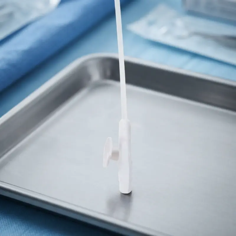 Sonda de aspiración con control CH12 colocada sobre una bandeja clínica de acero inoxidable en una consulta.