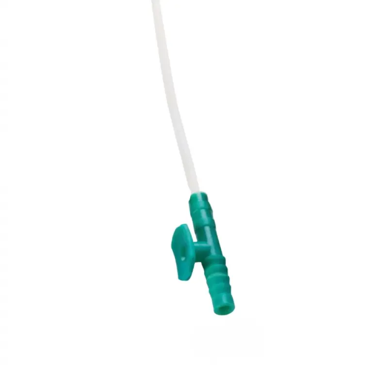 Sonda de aspiración con control CH14 de color verde aislada sobre un fondo blanco para succión clínica.