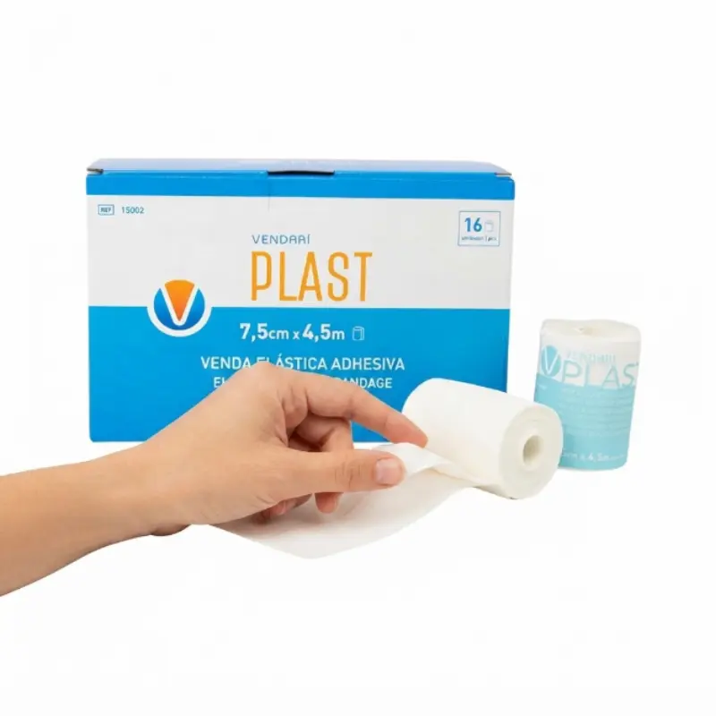 Mano desenvolviendo un rollo de venda elástica adhesiva Vendari PLAST junto a su caja y un segundo rollo.