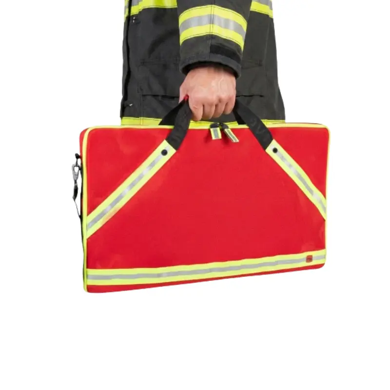 Personal de emergencias con chaquetón reflectante sosteniendo una bolsa porta mangueras BAHO roja.