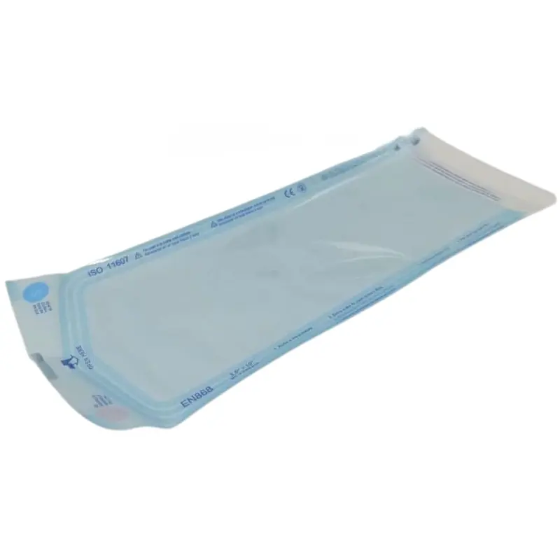 Bolsa auto-sellante de esterilización Klmed de 90x260 mm aislada sobre una superficie blanca.