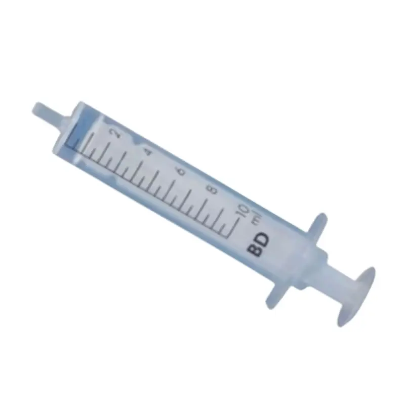 Jeringa de 2 cuerpos BD Discardit de 10 ml con cilindro transparente y graduación detallada aislada.