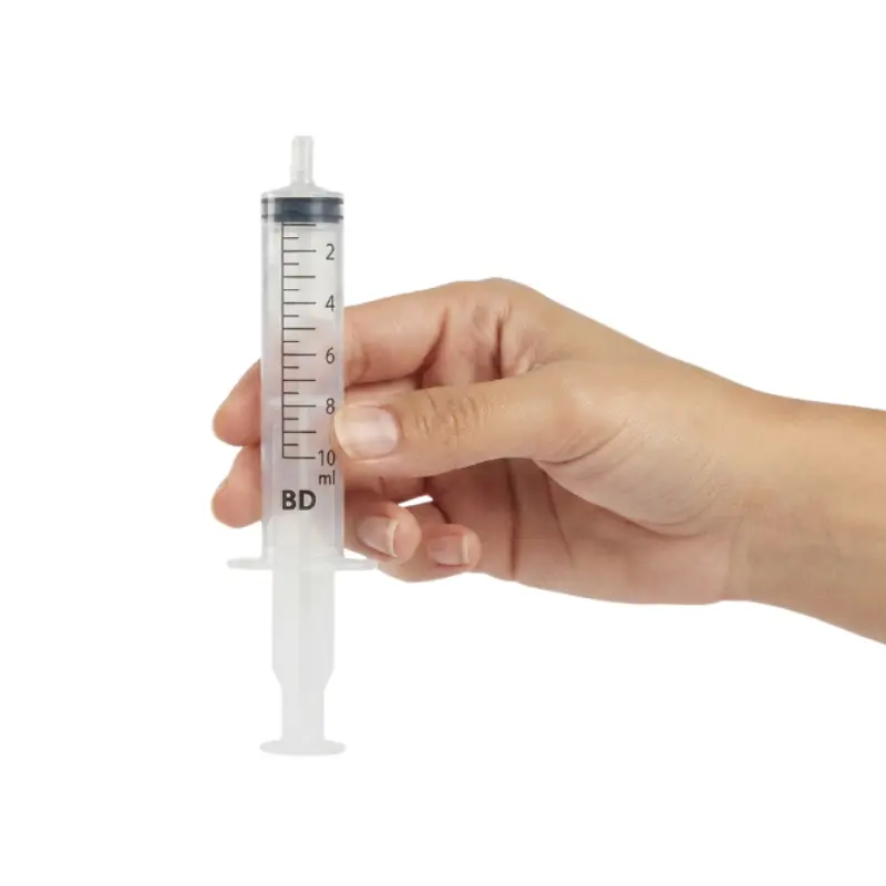 Mano de un profesional sanitario sosteniendo una jeringa de 2 cuerpos Luer BD Discardit de 10 ml.