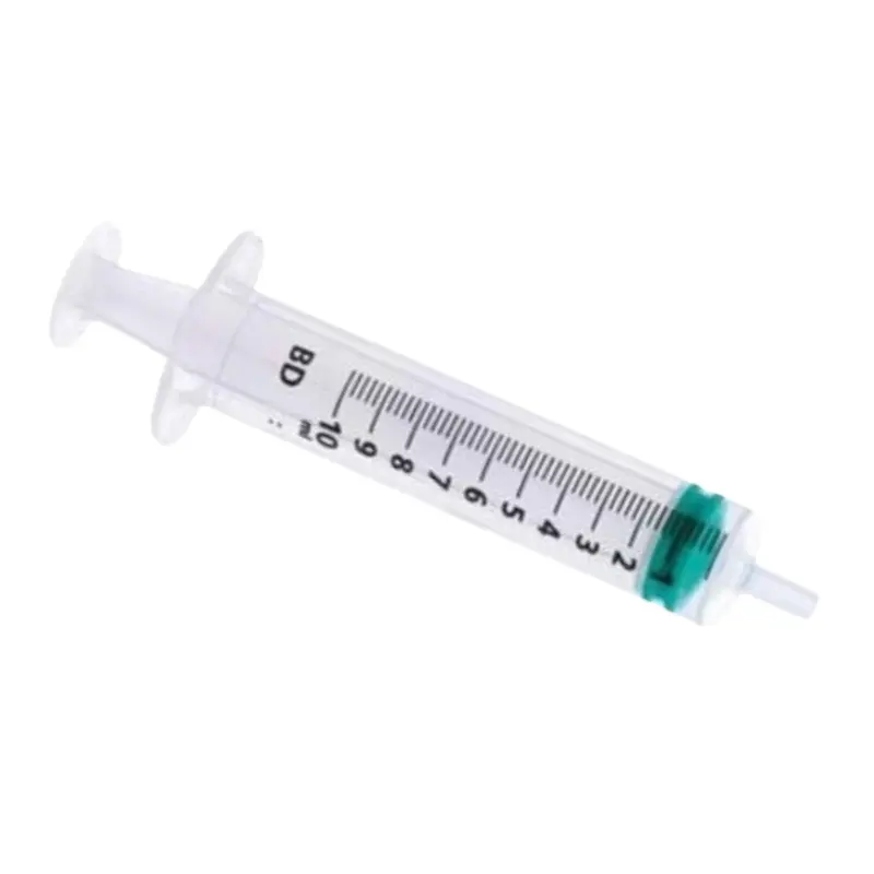 Jeringa de 3 cuerpos BD de 10 ml con émbolo verde y escala volumétrica detallada sobre fondo blanco.