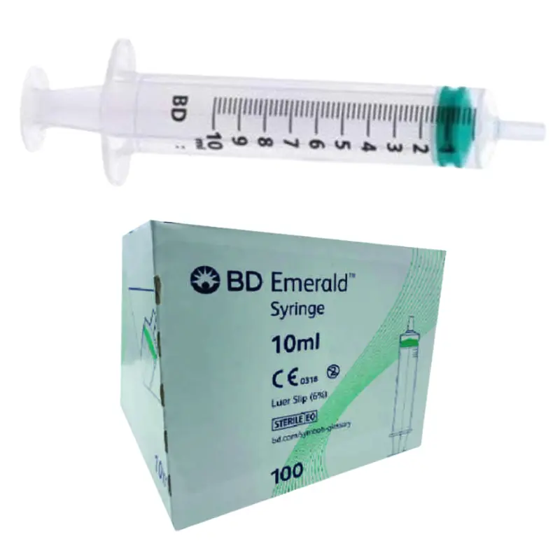 Caja de cartón verde de jeringas BD Emerald de 10 ml junto a una jeringa transparente colocada en la parte superior.