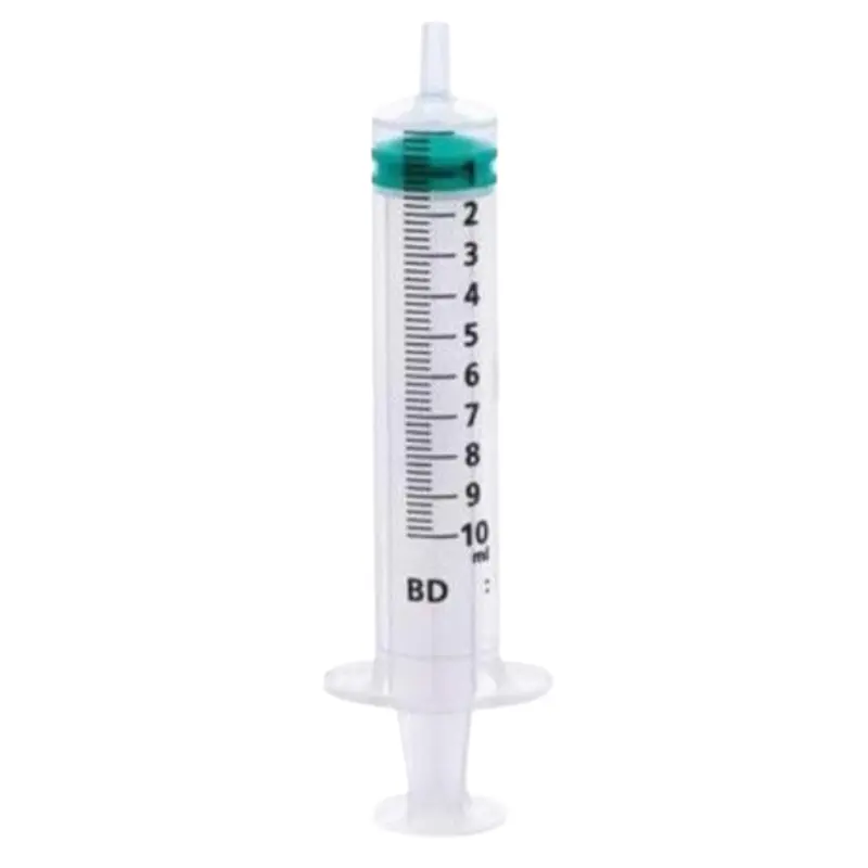 Jeringa de 3 cuerpos BD de 10 ml con émbolo verde y escala volumétrica detallada sobre fondo blanco.
