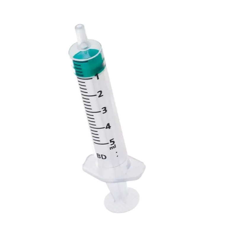 Jeringa de 3 cuerpos BD de 5 ml con émbolo verde y graduación detallada aislada sobre fondo blanco.