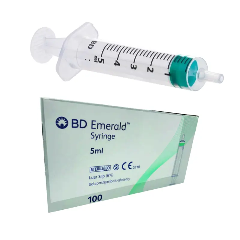 Caja de 100 unidades de jeringas BD Emerald de 5 ml junto a una jeringa montada sobre fondo blanco.
