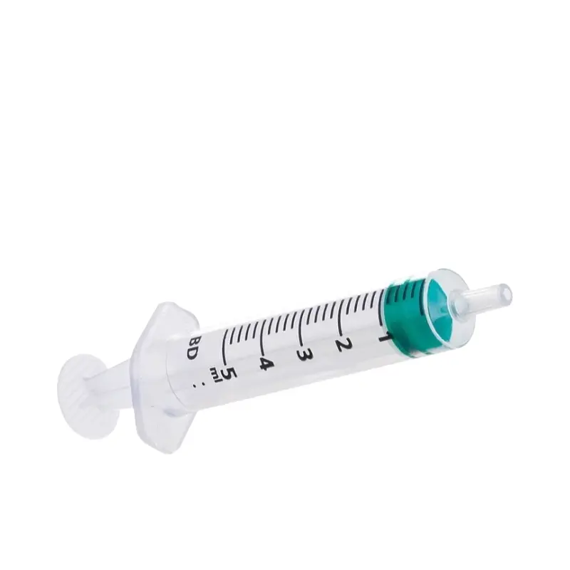 Jeringa de 3 cuerpos BD de 5 ml con émbolo verde y graduación detallada aislada sobre fondo blanco.
