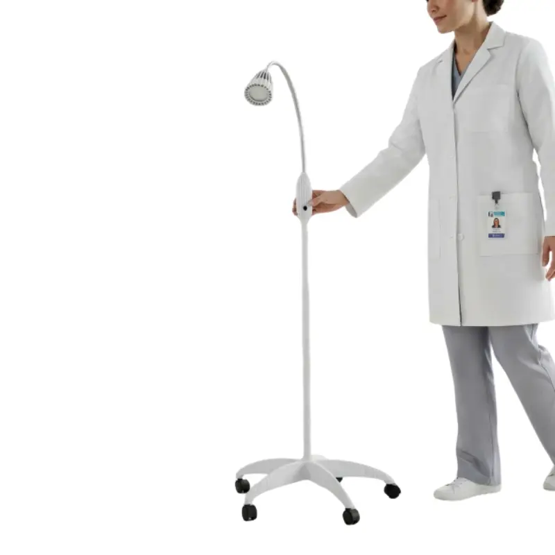 Personal sanitario con bata blanca ajusta la altura del cabezal en una lámpara halógena LUXIFLEX con ruedas.