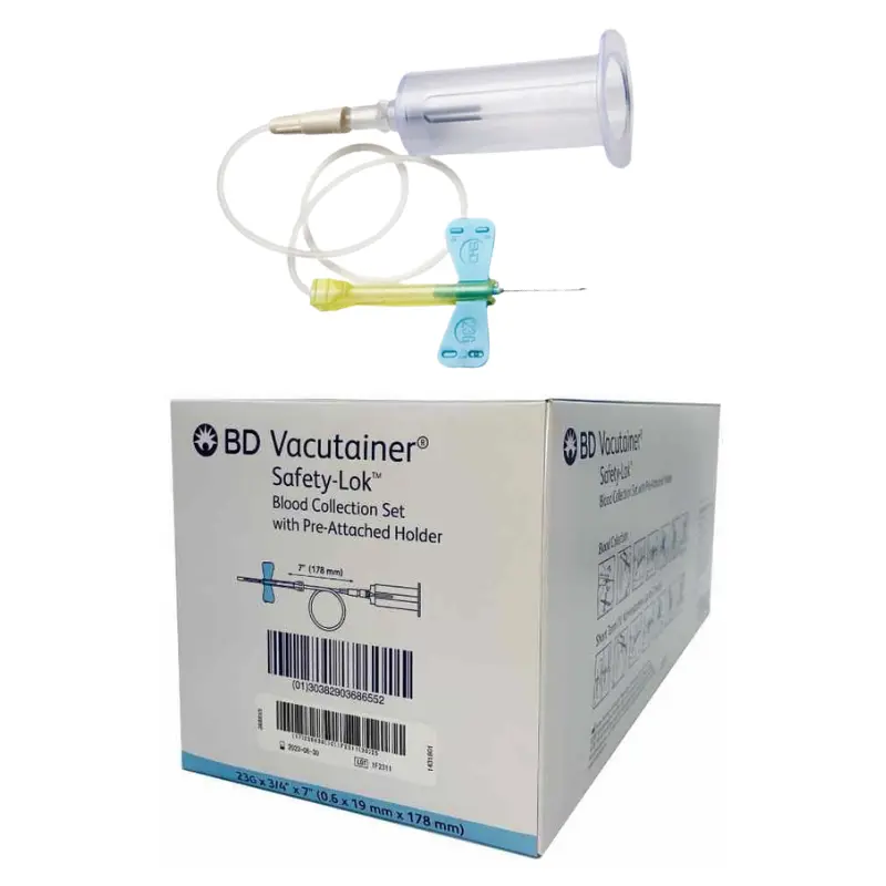 Caja de cartón de palomillas BD Vacutainer Safety-Lok con el conjunto de extracción de sangre y portatubos colocado encima.