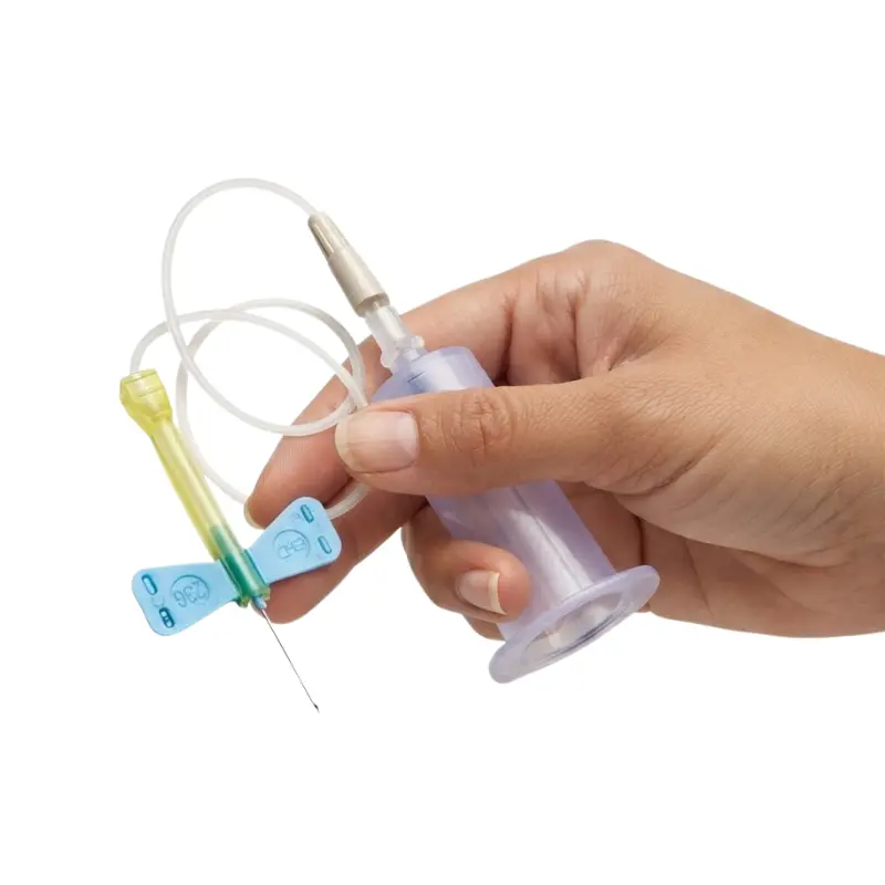 Mano sujetando una palomilla de extracción sanguínea BD Vacutainer Safety-Lok con tubo flexible y portatubos.