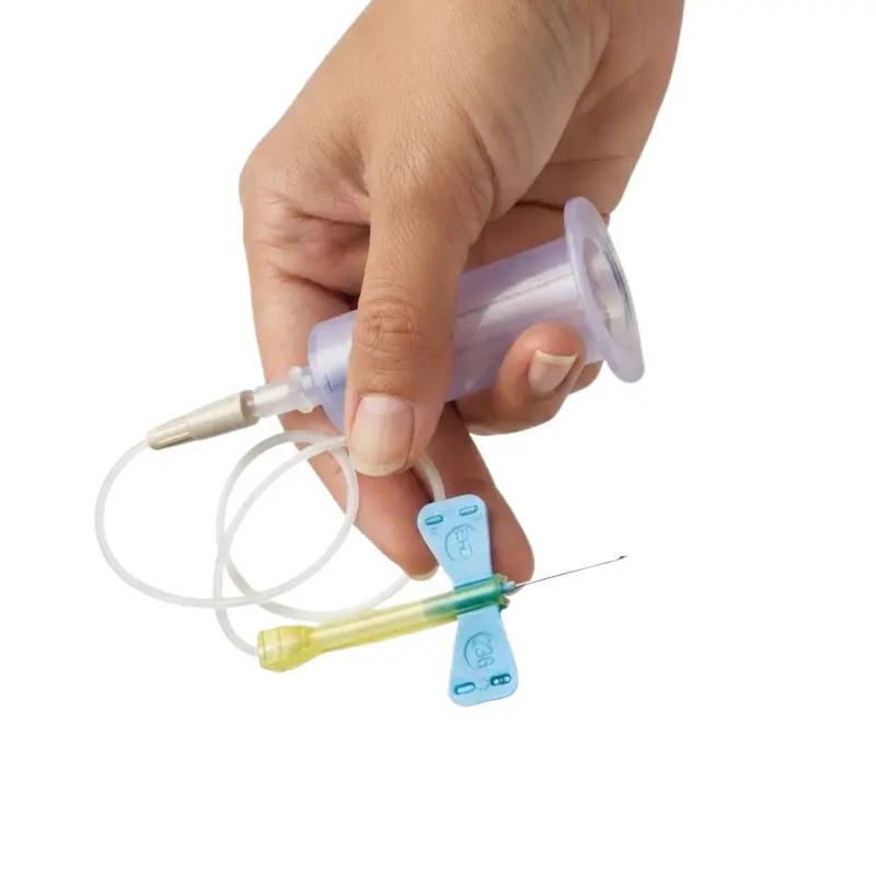 Mano sujetando una palomilla de extracción sanguínea BD Vacutainer Safety-Lok con tubo flexible y portatubos.