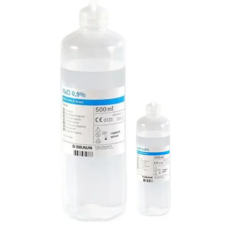 Frasco grande de suero fisiológico B. Braun de 500 ml junto a otro formato idéntico más pequeño aislados sobre fondo blanco.