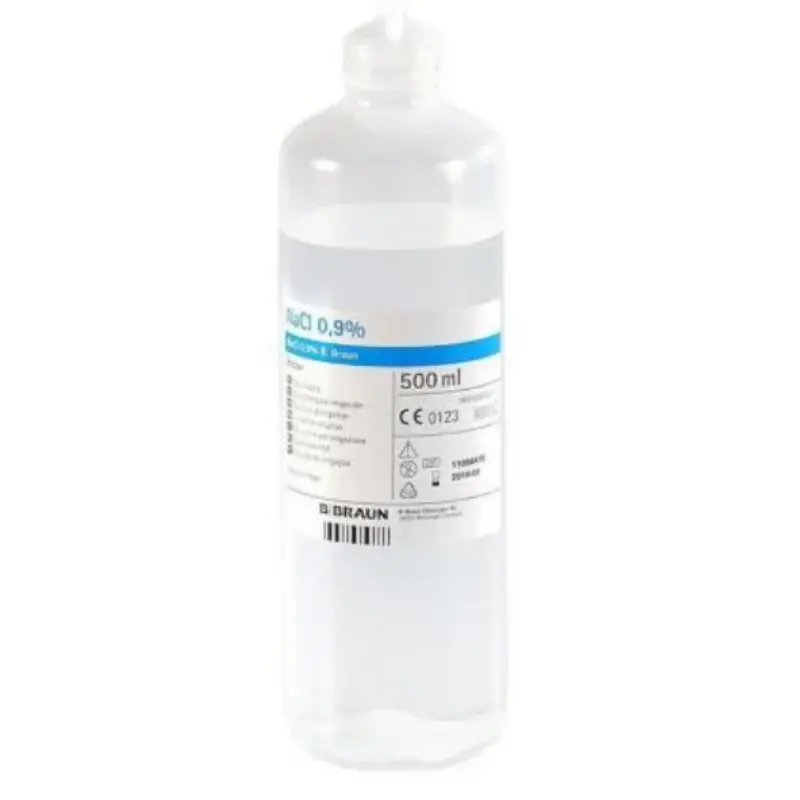 Frasco translúcido de suero fisiológico de irrigación estéril NaCl B. Braun de 500 ml aislado sobre fondo blanco.