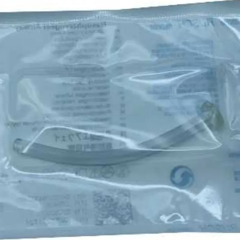 Detalle del envase blíster transparente de un tubo nasofaríngeo de PVC Rüsch tamaño 16.