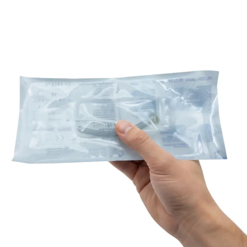 Mano sosteniendo el envase estéril de un tubo nasofaríngeo transparente de PVC Rüsch tamaño 16.