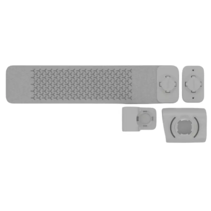 Componentes grises del sistema de anclaje para AirMini de ResMed extendidos sobre una superficie plana.