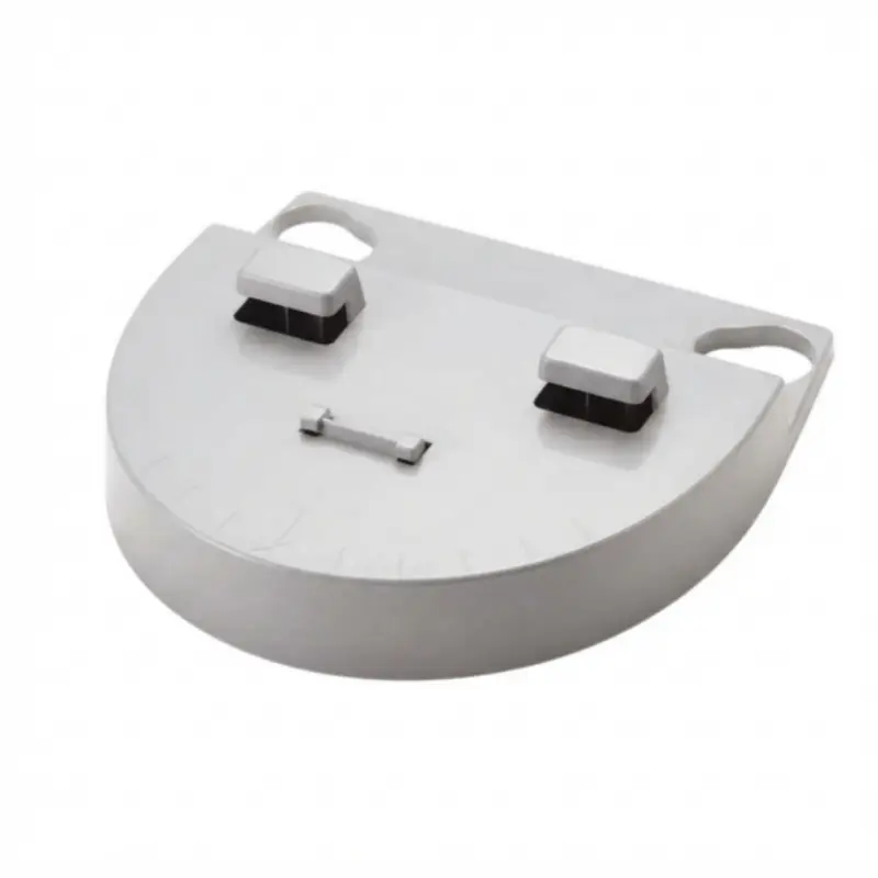 Adaptador metálico plateado SECA para conectar el estadímetro SECA 217 a las básculas de piso de la misma marca sobre fondo blanco.