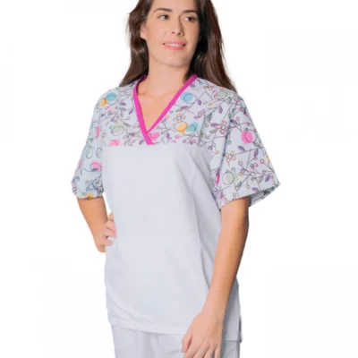 Blusón sanitario cuello pico estampado 3 bolsillos