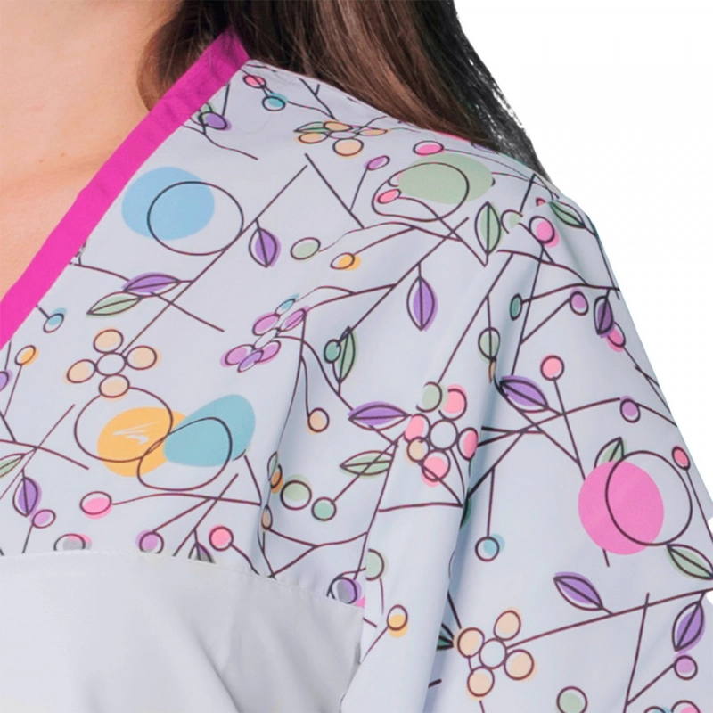Blusón sanitario cuello pico estampado 3 bolsillos