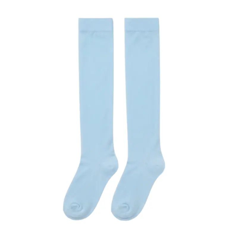 Dos calcetines compresivos de color azul claro de la línea profesional sanitaria dispuestos estirados sobre fondo blanco.