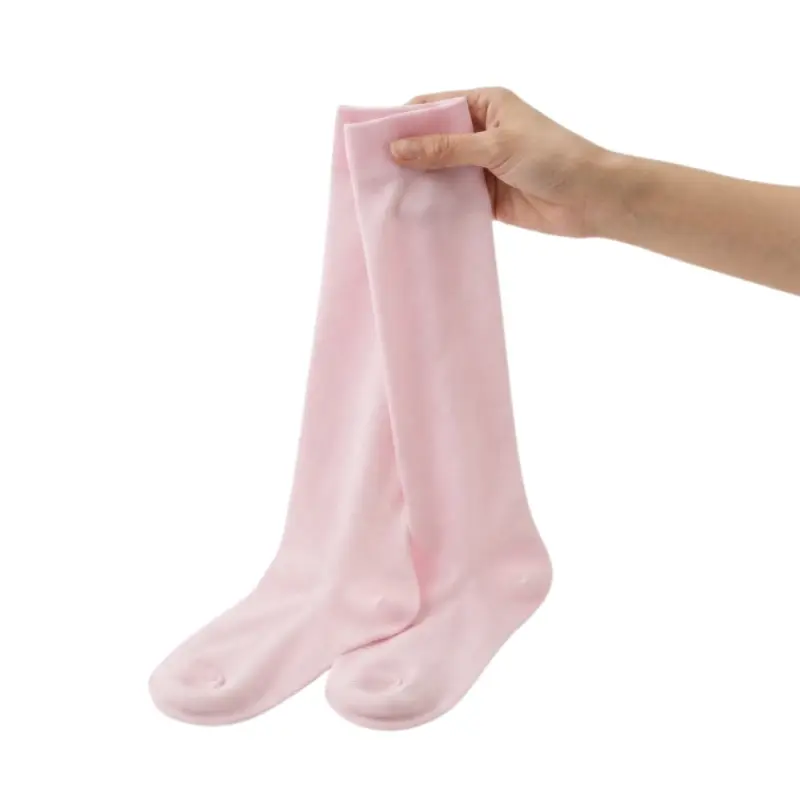 Mano sosteniendo un par de calcetines compresivos de color rosa de la línea profesional sanitaria sobre fondo blanco.