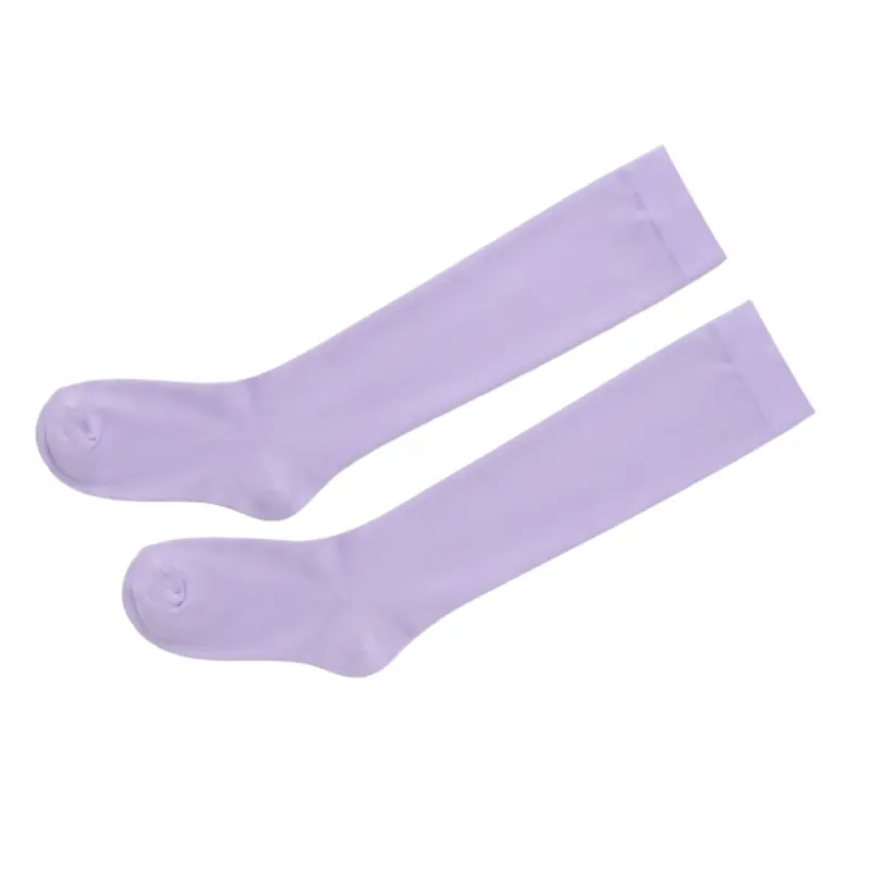 Dos calcetines compresivos de color lila de la línea profesional sanitaria dispuestos estirados sobre fondo blanco.