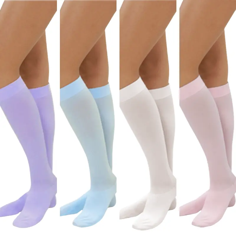 Cuatro pares de calcetines compresivos de colores lila, azul, blanco y rosa puestos en piernas de perfil.