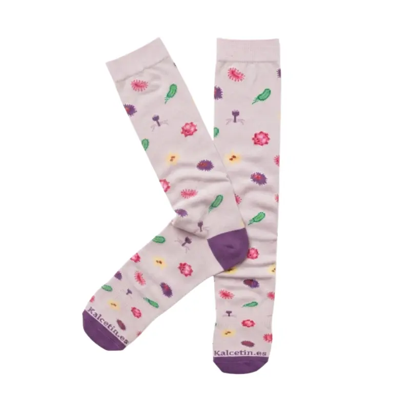 Par de calcetines compresivos de color claro con un estampado de microorganismos y bacterias de colores.