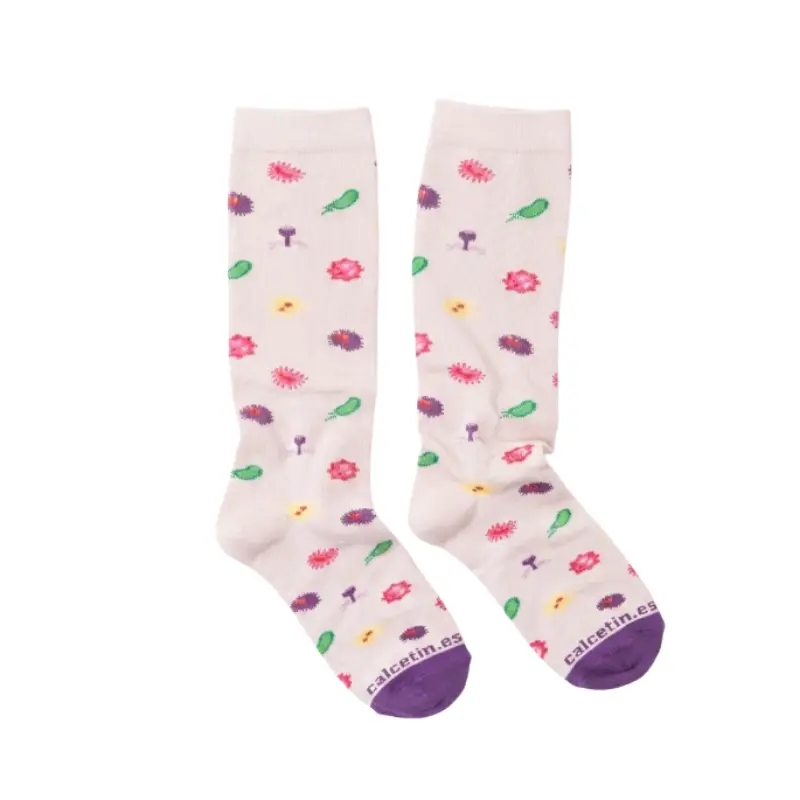 Par de calcetines compresivos de color claro con un estampado de microorganismos y bacterias de colores.