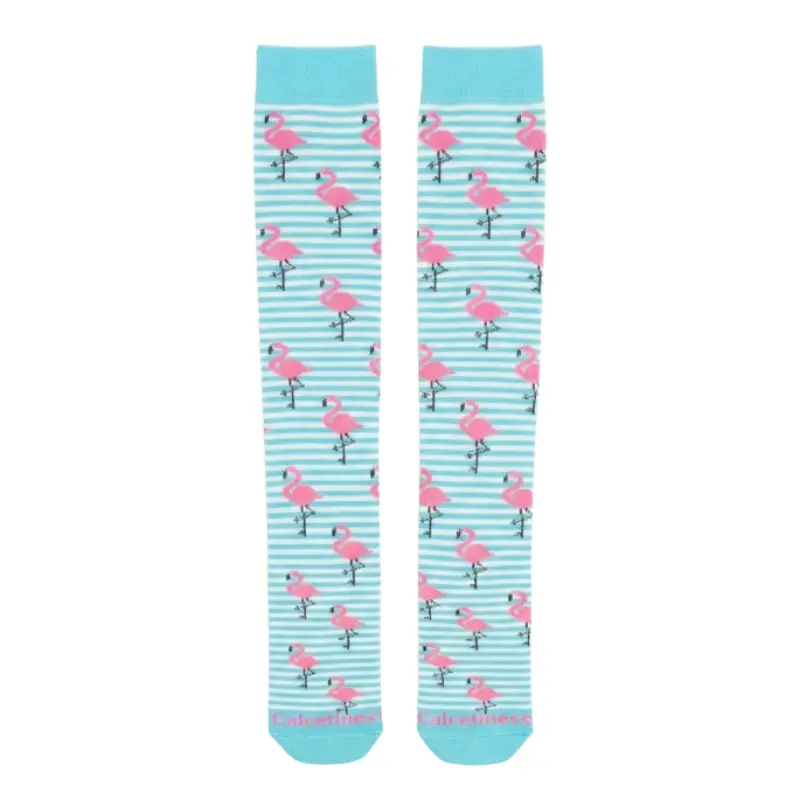 Par de calcetines compresivos de color turquesa con rayas finas y flamencos rosas estampados.