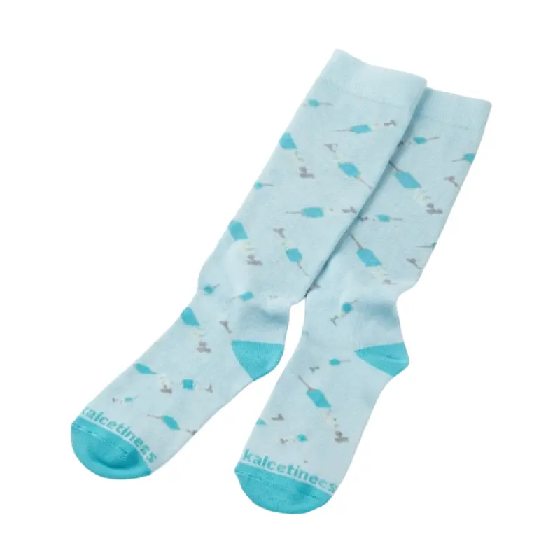 Par de calcetines compresivos de color azul claro con un estampado repetido de jeringas en tonos azules y grises.