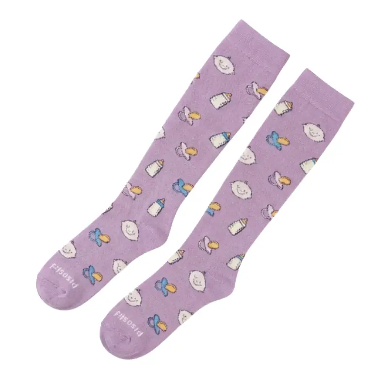 Par de calcetines compresivos de color lila con un estampado de chupetes, biberones y caritas infantiles.