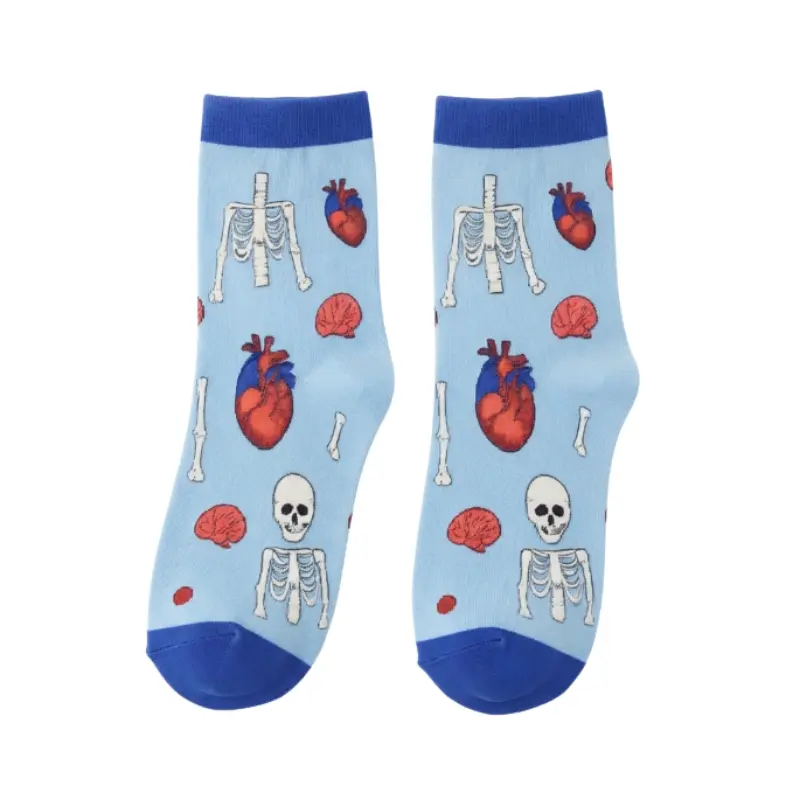 Par de calcetines tobilleros de color azul claro con estampado de motivos anatómicos como corazones y esqueletos.