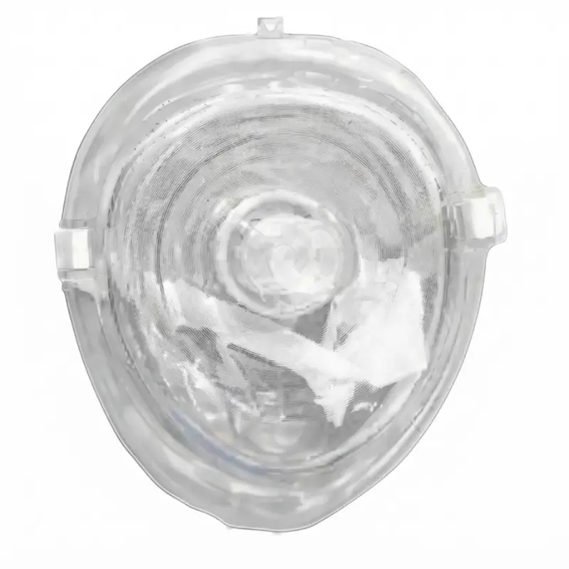 Mascarilla de RCP transparente de plástico flexible con válvula central para protocolos de reanimación.