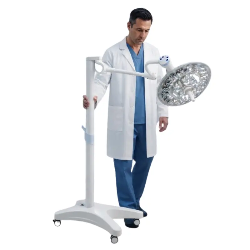 Sanitario con bata blanca y pijama azul posa junto a la lámpara quirúrgica LED GIMALED OT con soporte de carrito móvil.
