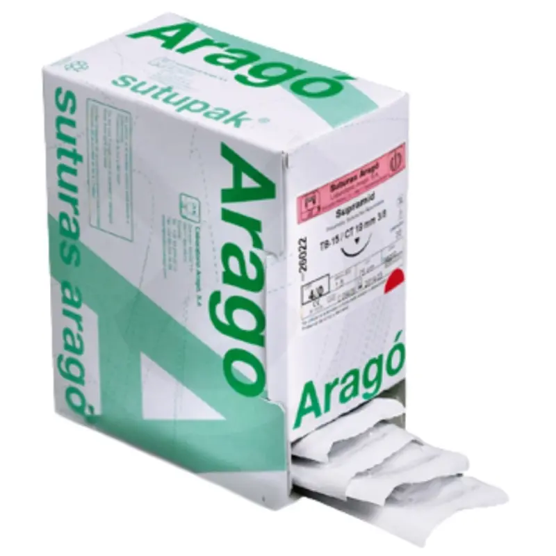 Caja dispensadora de sutura no absorbible Supramid Aragó con sobres estériles en la parte inferior sobre fondo blanco.