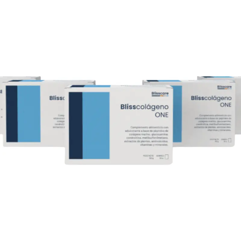 Varias cajas y sobres de Blisscolágeno One dispuestos en formación sobre un fondo blanco.