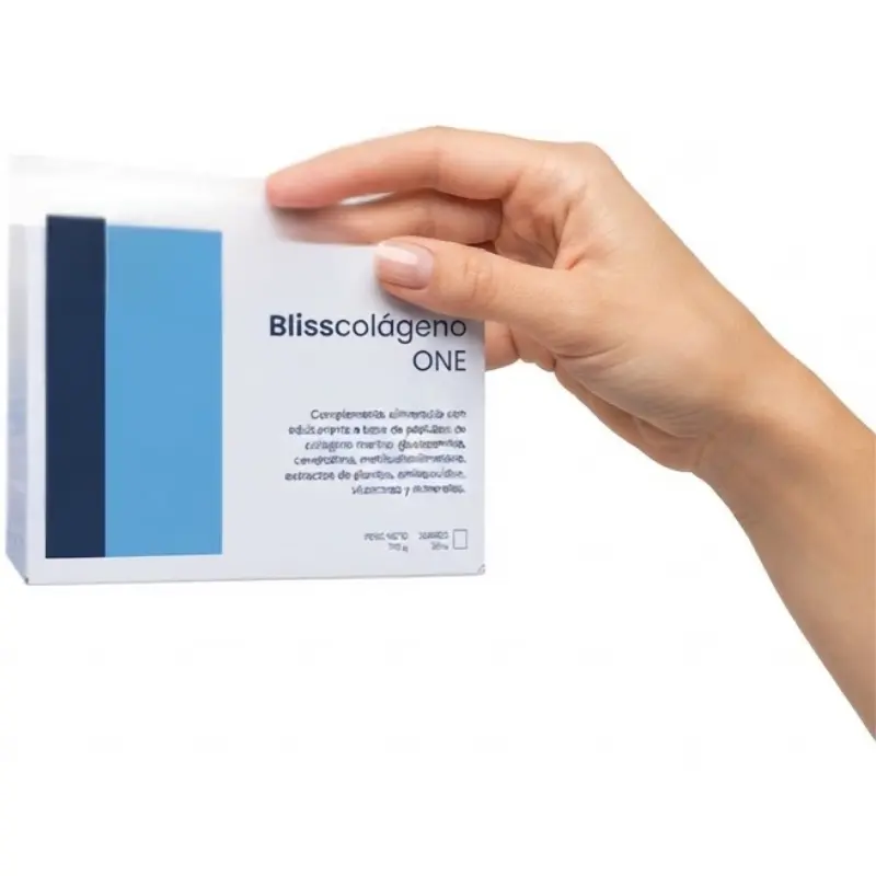 Mano de una persona sosteniendo la caja del complemento alimenticio Blisscolágeno One sobre un fondo blanco.