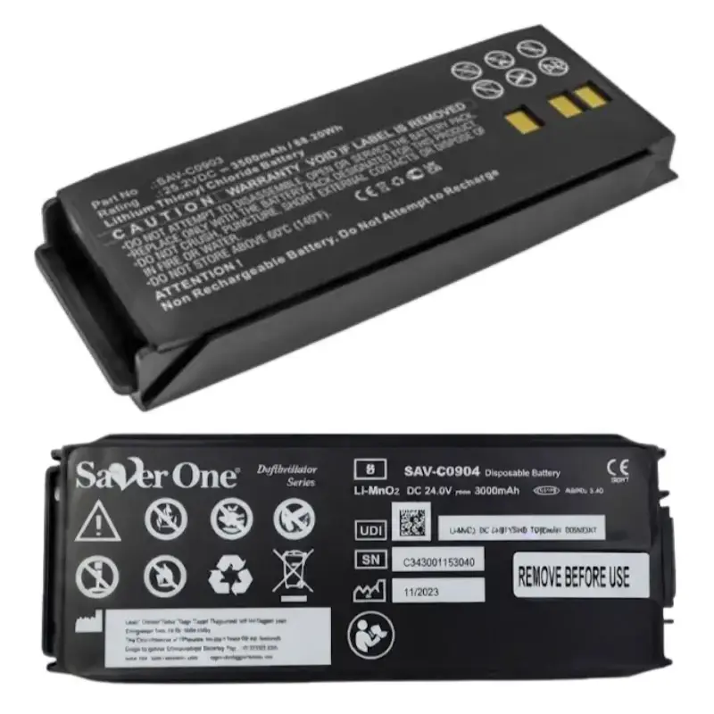 Vista combinada superior e inferior de la batería de litio para desfibrilador Saver One con etiquetas técnicas e informativas.