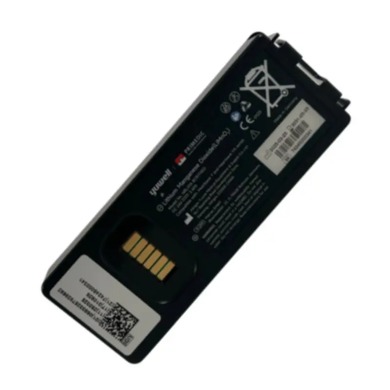 Batería negra Primedic HeartSave YYA con contactos dorados y etiquetas técnicas sobre fondo blanco.