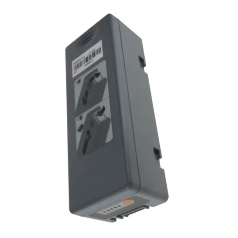 Batería de iones de litio Mindray D6 en vista aislada, mostrando su carcasa gris, etiqueta informativa y conector inferior.