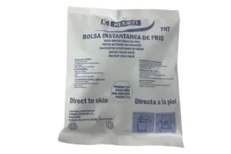 Bolsa de frío instantáneo para primeros auxilios y alivio local dispuesta sobre una superficie blanca.