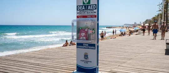 Desfibrilador en un totem en una playa