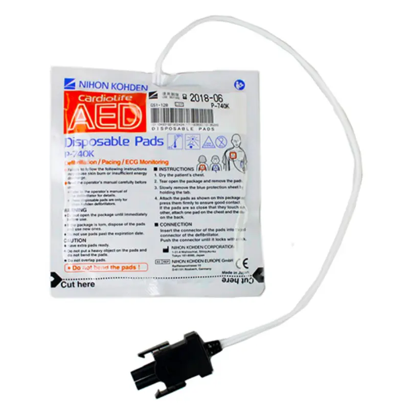 Envase sellado de electrodos Nihon Kohden Cardiolife con cable blanco y conector negro en primer plano.