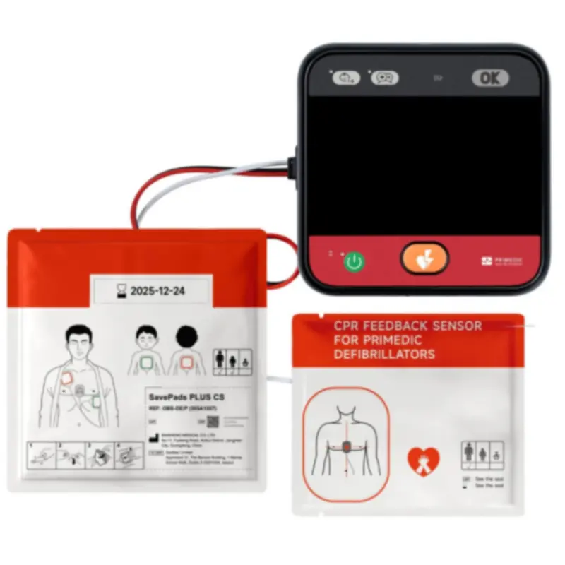 Electrodos Primedic HeartSave myPAD conectados por cable a un dispositivo de desfibrilación junto a sobres sellados de consumibles.