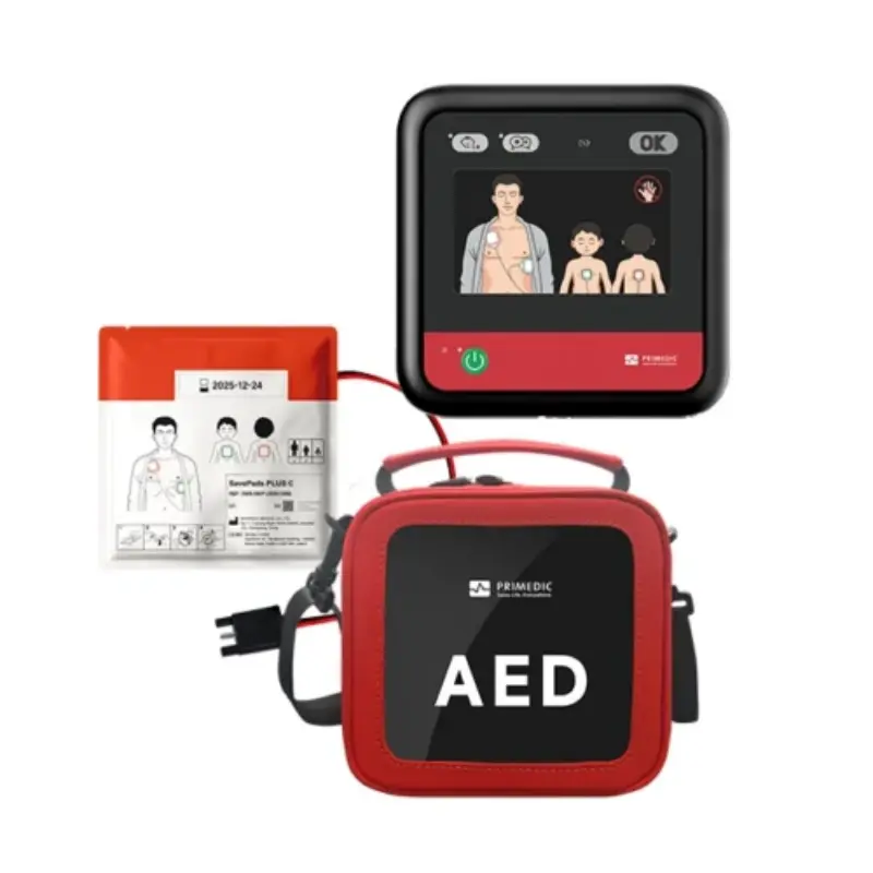 Bolsa de transporte roja de desfibrilador AED con un sobre de electrodos Primedic HeartSave myPAD y monitor.